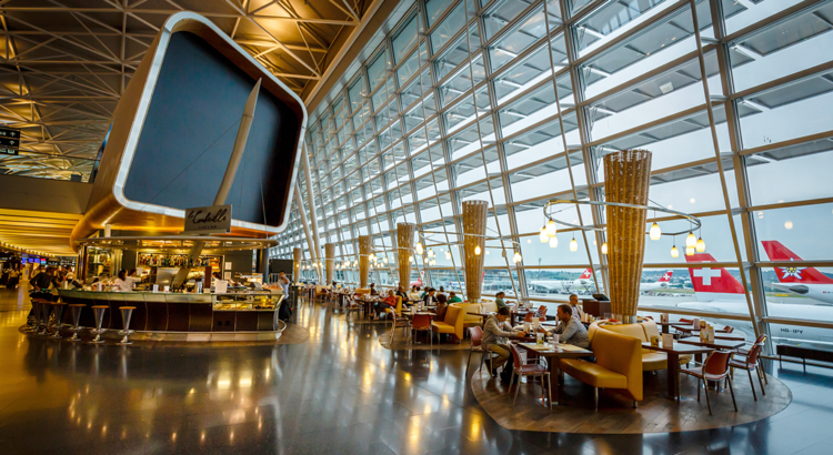 Schweiz Zürich Flughafen Terminal innen Foto iStock anshar73